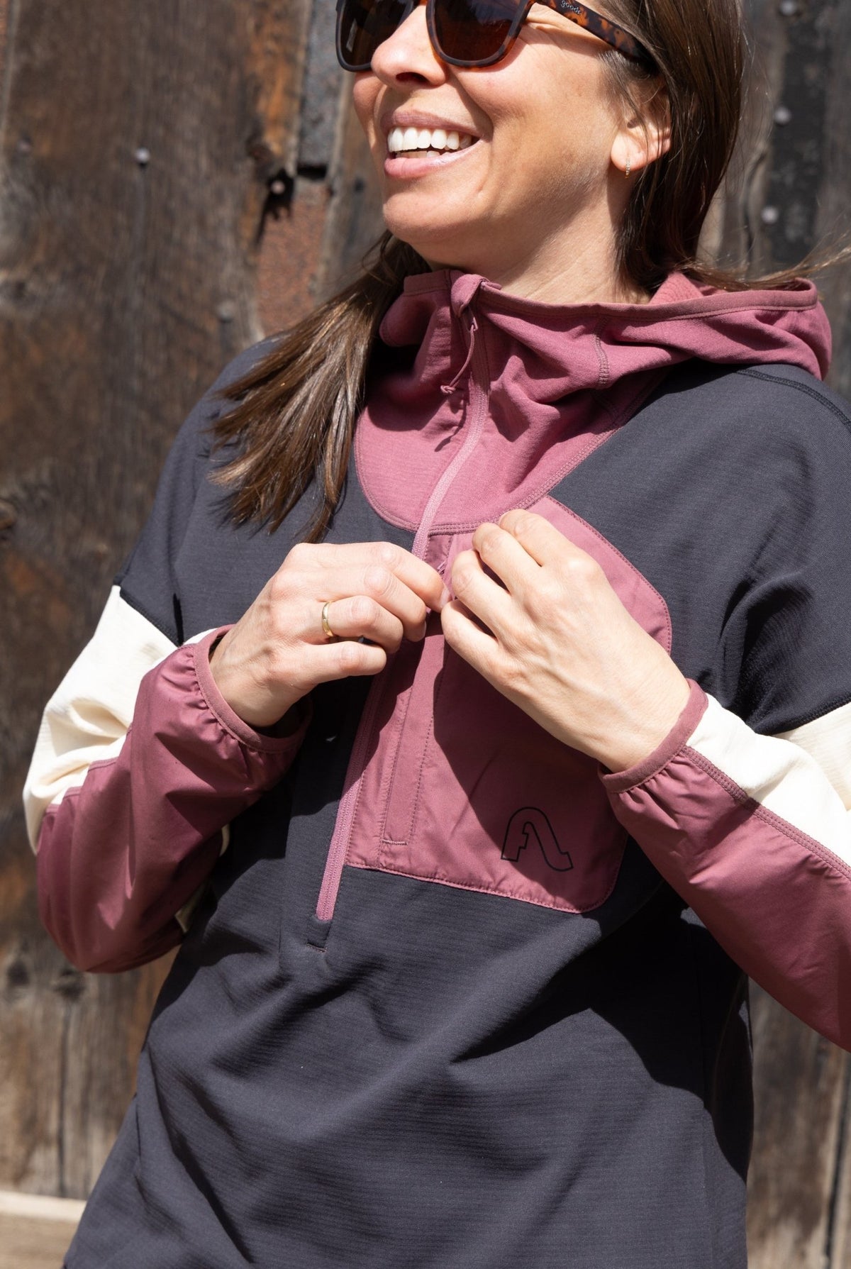 Women's color-block pullover hoodie with kangaroo pocket and adjustable drawstring hood