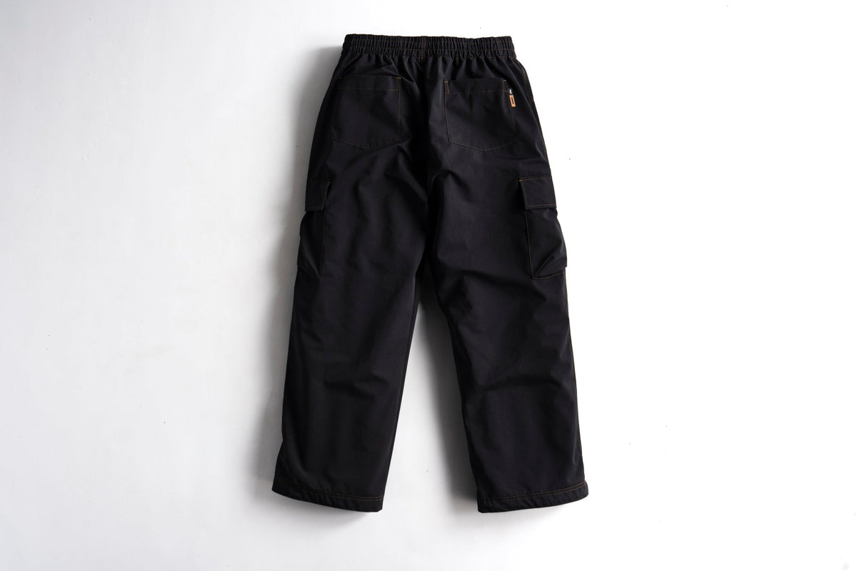 Autumn men's cargo pants with elastic waistband, side cargo pockets, and relaxed fit.