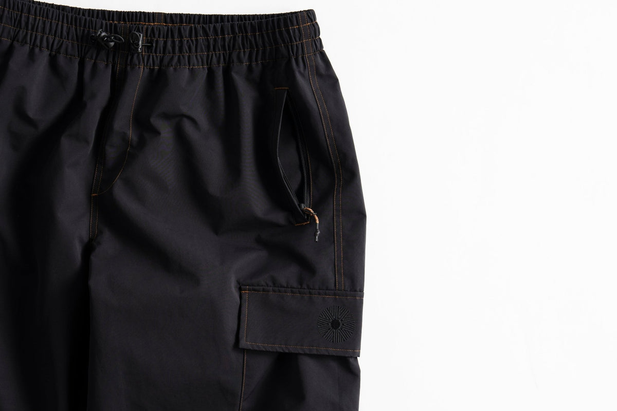 Men's cargo pants with elastic waistband, drawstring, side zip pocket, and cargo pocket