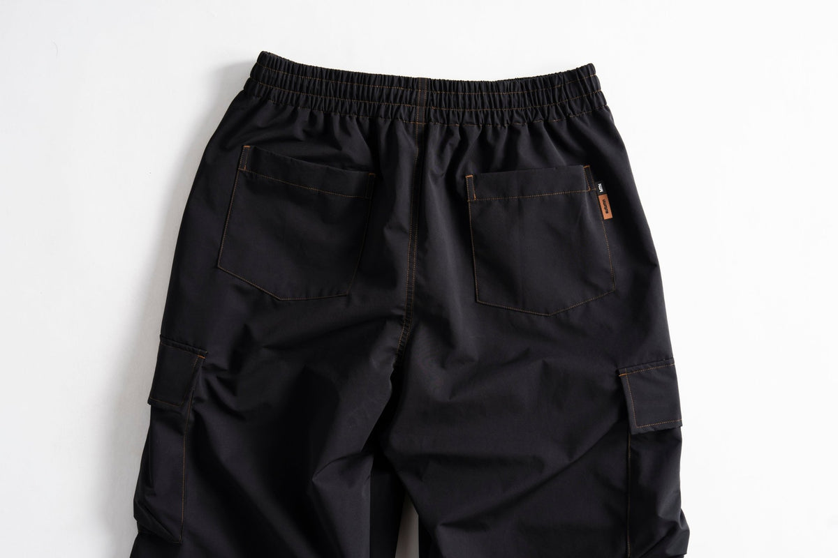Men's cargo pants with elastic waistband, back pockets, and side cargo pockets
